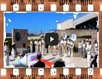日地方乐队奏中国国歌,日女声双语领唱