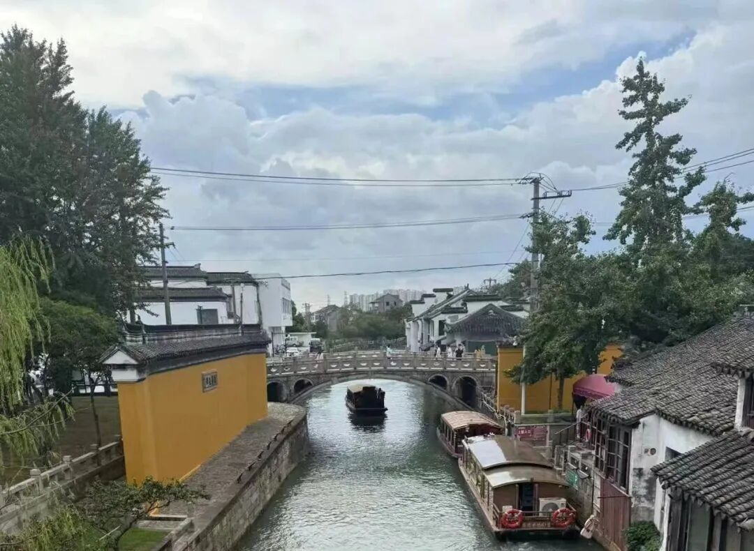 西贝和罗永浩事件，某报的观点是在转移矛盾