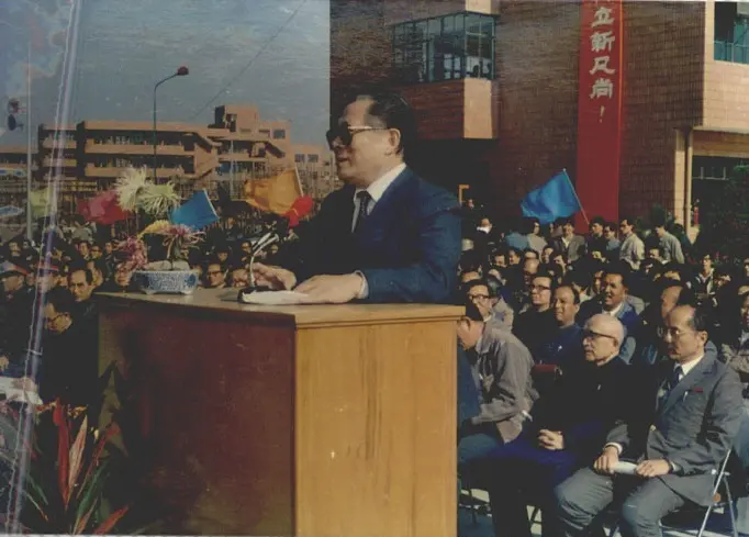 1987年11月20日，江泽民参加上海交大闵行校区启用开学典礼