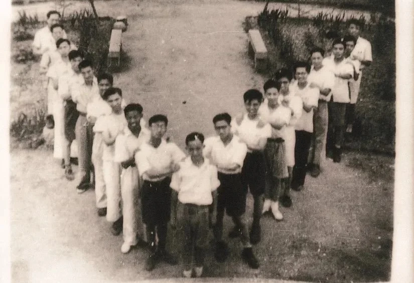 1946年夏，江泽民（右五）在上海龙华革命烈士就义地与同学们合影（排成“V”形表示victory胜利）