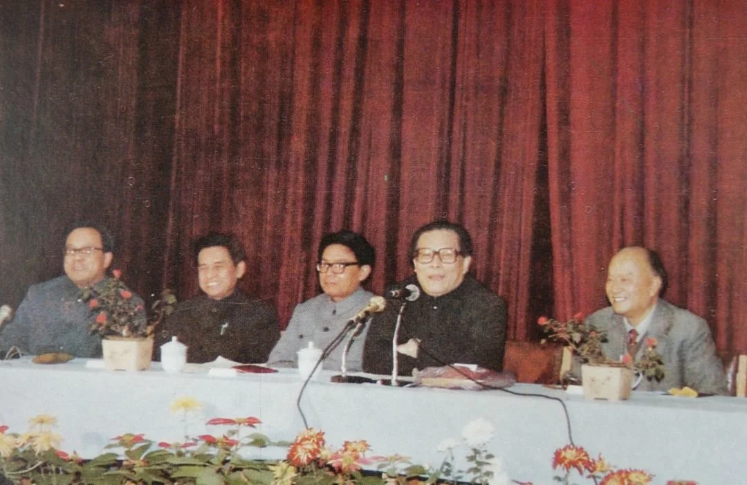 1985年11月，江泽民在上海微型电脑应用学会第二届学术年会上讲话（右一为张钟俊教授）