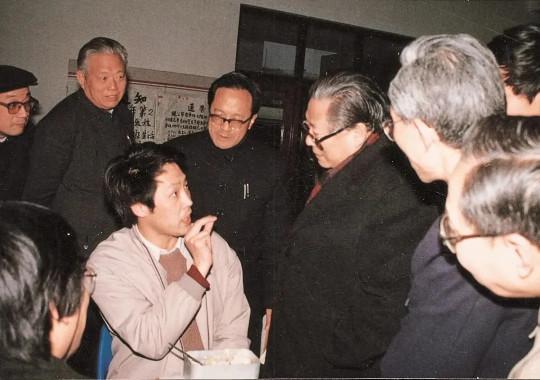 1989年3月，江泽民与上海交大师生亲切交谈