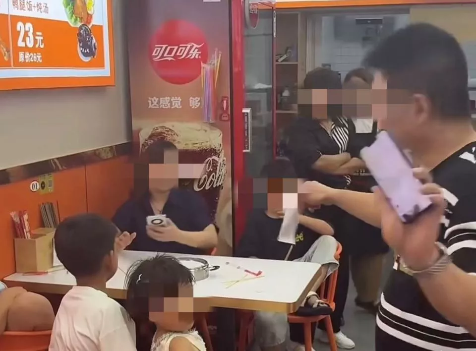 “女子带多名孩子点一碗面多次续面”引争议